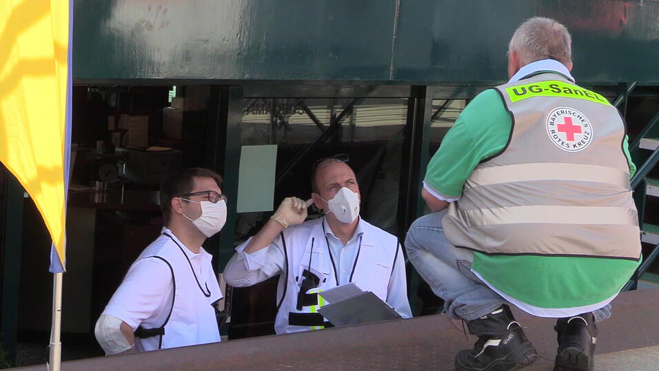 Magen-Darm-Infekt an Bord einer Donau-Kreuzfahrt! Etwa 120 Gäste waren von Ungarn aus mit dem Schiff nach Passau gestartet. Dort mussten letztlich 13 Passagiere ärztlich versorgt werden. Magen-Darm-Infekt an Bord einer Donau-Kreuzfahrt! Etwa 120 Gäste waren von Ungarn aus mit dem Schiff nach Passau gestartet. Dort mussten letztlich 13 Passagiere ärztlich versorgt werden.