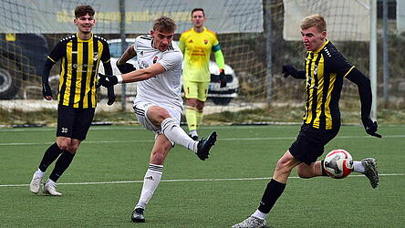Der TSV Seebach um Marius Weiderer (in weiß) versäumte es, seine Chancen in der ersten Halbzeit zu nutzen. Der TSV Seebach um Marius Weiderer (in weiß) versäumte es, seine Chancen in der ersten Halbzeit zu nutzen.