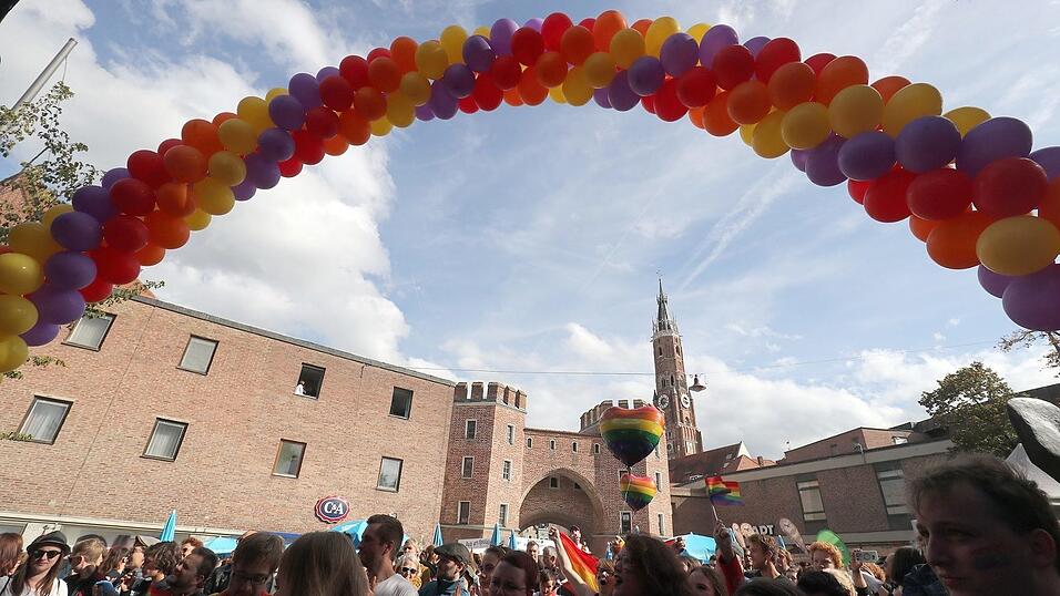 Knapp 2.000 Teilnehmer feierten am Samstag in Landhut den ersten Christopher-Street-Day Niederbayerns. Knapp 2.000 Teilnehmer feierten am Samstag in Landhut den ersten Christopher-Street-Day Niederbayerns.