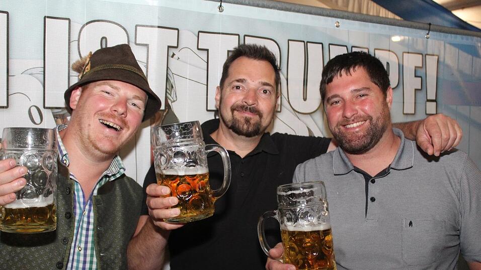 Zur Musik von Headless wurde ausgelassen gefeiert. Zur Musik von Headless wurde ausgelassen gefeiert.