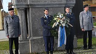 Zum Gedenken an die Verstorbenen und Vermissten Kriegsteilnehmer wurde ein Kranz niedergelegt. Zum Gedenken an die Verstorbenen und Vermissten Kriegsteilnehmer wurde ein Kranz niedergelegt.