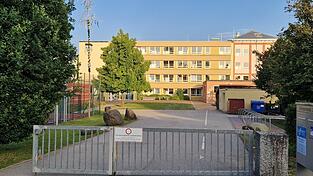 Es wird eng am Schulgelände in der Kleegartenstraße 24. Es wird eng am Schulgelände in der Kleegartenstraße 24.