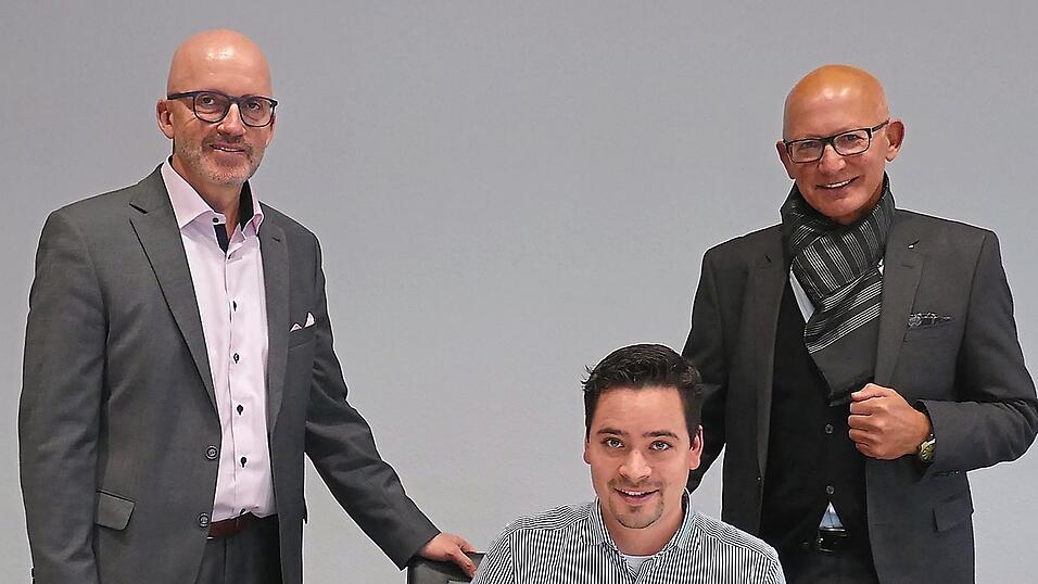 Bürgermeister Andreas Strauß, Philipp Buchta, Geschäftsführer der AWO Senioren und Pflege gGmbH und Georg Thurner, Vorsitzender des AWO Kreisverbands Landshut bei der Vertragsunterzeichnung. Bürgermeister Andreas Strauß, Philipp Buchta, Geschäftsführer der AWO Senioren und Pflege gGmbH und Georg Thurner, Vorsitzender des AWO Kreisverbands Landshut bei der Vertragsunterzeichnung.