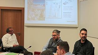 Vorne rechts Michael Kollmair (rechts) und Nico Grupp von der Bayernwerk Natur GmbH. Ganz links im Bild Bürgermeister Alfred Holzner. Vorne rechts Michael Kollmair (rechts) und Nico Grupp von der Bayernwerk Natur GmbH. Ganz links im Bild Bürgermeister Alfred Holzner.