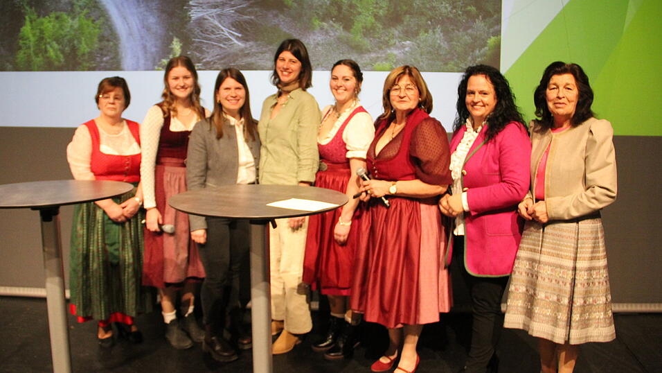„Von Frau zu Frau“: Deggendorfs Kreisbäuerin und Gastgeberin Rosemarie Mattis (3. v. r.) mit der oberösterreichischen Landesbäuerin Johanna Haider (2. v. r.), der Kreisbäuerin Straubing-Bogen, Claudia Erndl (r.), der stellvertretenden Kreisbäuerin Deggendorfs, Heidi Wenig (l.) und den vier Jungbäuerinnen (v. l.): Julia Neißendorfer, Magdalena Altschäffl, Maria Magdalena Maidl und Rebecca Müller. „Von Frau zu Frau“: Deggendorfs Kreisbäuerin und Gastgeberin Rosemarie Mattis (3. v. r.) mit der oberösterreichischen Landesbäuerin Johanna Haider (2. v. r.), der Kreisbäuerin Straubing-Bogen, Claudia Erndl (r.), der stellvertretenden Kreisbäuerin Deggendorfs, Heidi Wenig (l.) und den vier Jungbäuerinnen (v. l.): Julia Neißendorfer, Magdalena Altschäffl, Maria Magdalena Maidl und Rebecca Müller.