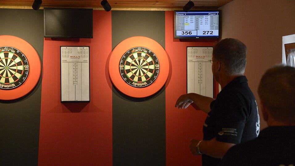 Ruhige Hand, kühler Kopf - beim Darts kommt es nicht nur auf das Werfen an. Ruhige Hand, kühler Kopf - beim Darts kommt es nicht nur auf das Werfen an.