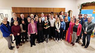 Ein Teil der Kandidaten der Stadtratsliste der ÖDP und PU mit der frisch gewählten OB-Kandidatin Katrin Dengler (Mitte, mit Blumenstrauß). Ein Teil der Kandidaten der Stadtratsliste der ÖDP und PU mit der frisch gewählten OB-Kandidatin Katrin Dengler (Mitte, mit Blumenstrauß).