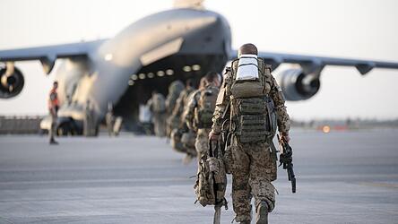 Ein Militärtransporter fliegt Ende Juni 2021 vom Feldlager in Masar-i-Scharif in Richtung Deutschland. Damit endete der Afghanistan-Einsatz der Bundeswehr. Ein Militärtransporter fliegt Ende Juni 2021 vom Feldlager in Masar-i-Scharif in Richtung Deutschland. Damit endete der Afghanistan-Einsatz der Bundeswehr.