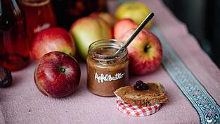 Für die kommende Apfelernte hat Miriam Dick, Projektleitung Genussregion Niederbayern & Kräuterpädagogin, ein leckeres Rezept parat. Für die kommende Apfelernte hat Miriam Dick, Projektleitung Genussregion Niederbayern & Kräuterpädagogin, ein leckeres Rezept parat.