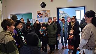 Witzig und jugendlich frisch wurden die Schulhaus-Führungen von Schülern geleitet. - Der Umgang mit Sprache, sei es Deutsch oder Englisch, wurde in Teamarbeit gezeigt. Witzig und jugendlich frisch wurden die Schulhaus-Führungen von Schülern geleitet. - Der Umgang mit Sprache, sei es Deutsch oder Englisch, wurde in Teamarbeit gezeigt.