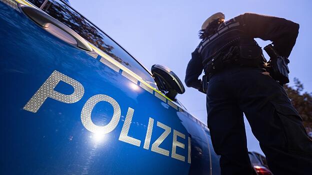Der Autofahrer stieg aus und würgte den Fußgänger mit beiden Händen am Hals. (Symbolbild) Der Autofahrer stieg aus und würgte den Fußgänger mit beiden Händen am Hals. (Symbolbild)