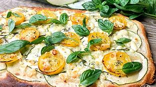 Die Zucchini Pizza ist schnell und einfach gebacken! Die Zucchini Pizza ist schnell und einfach gebacken!