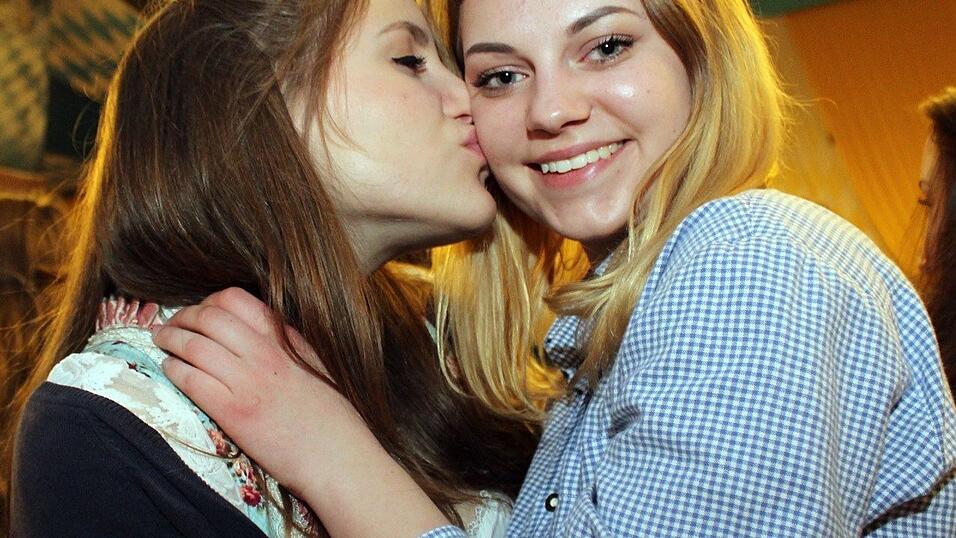 Die Frühjahrsdult 2017 in Landshut neigt sich dem Ende entgegen. Grund genug, noch einmal richtig in den Bierzelten zu feiern - abgerundet vom traditionellen Feuerwerk. Die Frühjahrsdult 2017 in Landshut neigt sich dem Ende entgegen. Grund genug, noch einmal richtig in den Bierzelten zu feiern - abgerundet vom traditionellen Feuerwerk.