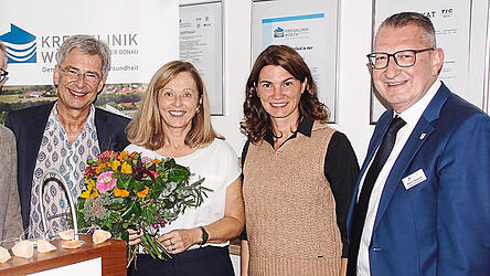 Chefarzt Dr. Wolfgang Sieber und seine Frau Margret Schäfer (Mitte), umgeben von Dr. Christoph Gößl (links), Landrätin Tanja Schweiger und Klinikdirektor Martin Rederer (rechts). Chefarzt Dr. Wolfgang Sieber und seine Frau Margret Schäfer (Mitte), umgeben von Dr. Christoph Gößl (links), Landrätin Tanja Schweiger und Klinikdirektor Martin Rederer (rechts).