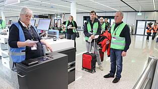 Letzte Kontrolle vor der Gangway, doch der Flieger hebt nicht ab: Komparsen überprüfen Abläufe am neuen Flugsteig. Letzte Kontrolle vor der Gangway, doch der Flieger hebt nicht ab: Komparsen überprüfen Abläufe am neuen Flugsteig.