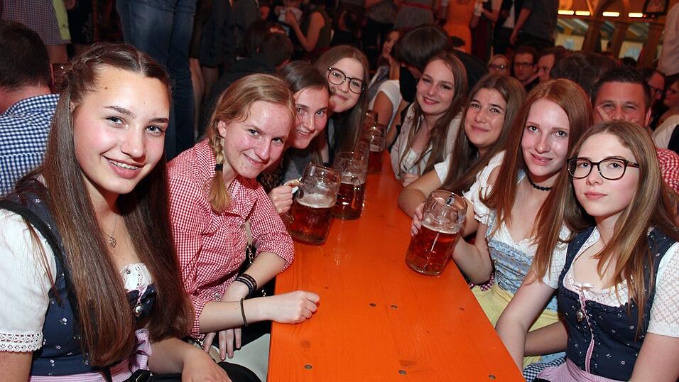 Die Frühjahrsdult 2017 in Landshut neigt sich dem Ende entgegen. Grund genug, noch einmal richtig in den Bierzelten zu feiern - abgerundet vom traditionellen Feuerwerk. Die Frühjahrsdult 2017 in Landshut neigt sich dem Ende entgegen. Grund genug, noch einmal richtig in den Bierzelten zu feiern - abgerundet vom traditionellen Feuerwerk.