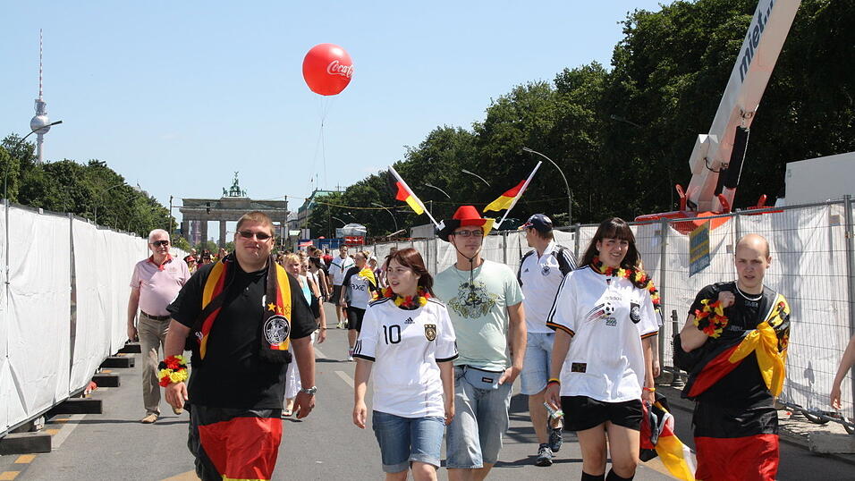 Christian Fertl war am Sonntag auf der Fanmeile in Berlin und erlebte dort das Achtelfinale gegen England auf Großleinwand. Christian Fertl war am Sonntag auf der Fanmeile in Berlin und erlebte dort das Achtelfinale gegen England auf Großleinwand.