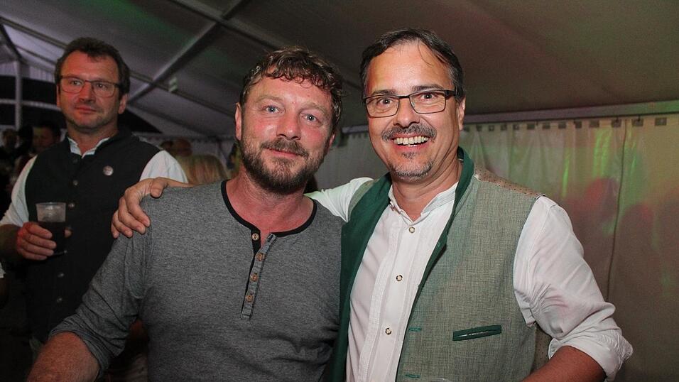 Zur Musik von Headless wurde ausgelassen gefeiert. Zur Musik von Headless wurde ausgelassen gefeiert.