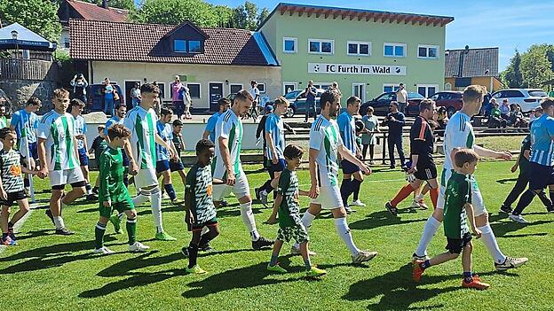 Die Zukunft marschiert mit der ersten Further Mannschaft ins Stadion. Mit einem brandneuen Vergütungssystem wollen die Drachenstädter das Nachwuchstraining verbessern. Die Zukunft marschiert mit der ersten Further Mannschaft ins Stadion. Mit einem brandneuen Vergütungssystem wollen die Drachenstädter das Nachwuchstraining verbessern.