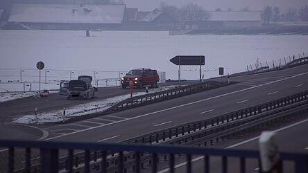 Am Morgen des 30. Januar stand der BMW der beiden Angeklagten noch immer an der A3 zwischen Wörth und Wiesent. Gegen 8.45 Uhr erschütterte die kontrollierte Detonation eines gefundenen Sprengsatzes die Umgebung. Am Morgen des 30. Januar stand der BMW der beiden Angeklagten noch immer an der A3 zwischen Wörth und Wiesent. Gegen 8.45 Uhr erschütterte die kontrollierte Detonation eines gefundenen Sprengsatzes die Umgebung.