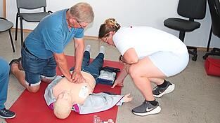 Ganz schön anstrengend: die Herz-Druckmassage. Ganz schön anstrengend: die Herz-Druckmassage.