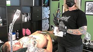 Oliver Wittman und Melanie Hankofer im 'Black Torch Tattoo Crew' in Deggendorf. Oliver lässt die blauen Pfeilspitzen seines Brusttattoos von der Kollegin schwarz überstechen. Oliver Wittman und Melanie Hankofer im 'Black Torch Tattoo Crew' in Deggendorf. Oliver lässt die blauen Pfeilspitzen seines Brusttattoos von der Kollegin schwarz überstechen.
