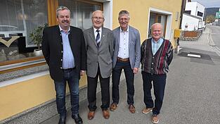 Erwin Vogl (2.v.l.) feierte seinen 85. Geburtstag. Ihm gratulierten (v.l.) Bürgermeister Johann Aumeier, FCM-Vorsitzender Norbert Neumeier und FC-Hauptkassier Manfred Peintinger. Erwin Vogl (2.v.l.) feierte seinen 85. Geburtstag. Ihm gratulierten (v.l.) Bürgermeister Johann Aumeier, FCM-Vorsitzender Norbert Neumeier und FC-Hauptkassier Manfred Peintinger.