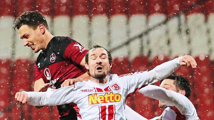 AUGEN ZU UND DURCH - nach dem Sieg in Nürnberg steht Sebastian Nachreiner (M.) und dem SSV Jahn im Heimspiel gegen Darmstadt erneut Schwerstarbeit bevor. AUGEN ZU UND DURCH - nach dem Sieg in Nürnberg steht Sebastian Nachreiner (M.) und dem SSV Jahn im Heimspiel gegen Darmstadt erneut Schwerstarbeit bevor.