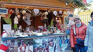 Anita Gröschl (rechts) und Roswitha Spreiter von der Pfarrei Barbing sammelten Spenden für Kinder in Afrika. Anita Gröschl (rechts) und Roswitha Spreiter von der Pfarrei Barbing sammelten Spenden für Kinder in Afrika.