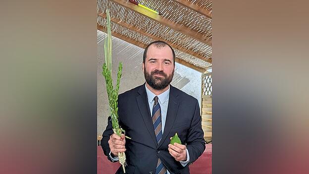 Florian Speil sitzt in einer Sukka, eine Laubhütte, die während des jüdischen Festes Sukkot eine wichtige Rolle spielt. Sie darf nur vorübergehend und nur aus organischen Stoffen gebaut werden. Florian Speil sitzt in einer Sukka, eine Laubhütte, die während des jüdischen Festes Sukkot eine wichtige Rolle spielt. Sie darf nur vorübergehend und nur aus organischen Stoffen gebaut werden.