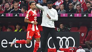 Vincent Kompany (r) gönnt dem gesperrten Luis Díaz einen Kurzurlaub. Vincent Kompany (r) gönnt dem gesperrten Luis Díaz einen Kurzurlaub.