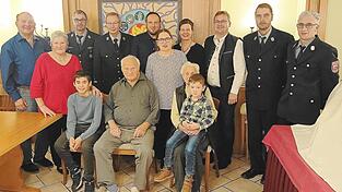 Adolf Greil (sitzend) mit den Gratulanten von der Freiwilligen Feuerwehr Staning sowie Bürgermeister Stefan Baumgartner und der Verwandtschaft Adolf Greil (sitzend) mit den Gratulanten von der Freiwilligen Feuerwehr Staning sowie Bürgermeister Stefan Baumgartner und der Verwandtschaft