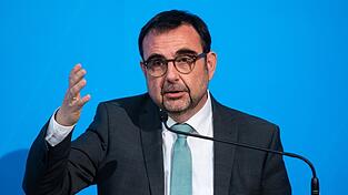 Klaus Holetschek (CSU), Gesundheitsminister von Bayern, nimmt an einer Pressekonferenz teil. Klaus Holetschek (CSU), Gesundheitsminister von Bayern, nimmt an einer Pressekonferenz teil.