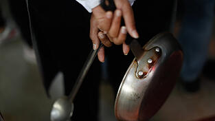 Der Mann verletzte zwei Menschen mit einer Pfanne. (Symbolbild) Der Mann verletzte zwei Menschen mit einer Pfanne. (Symbolbild)