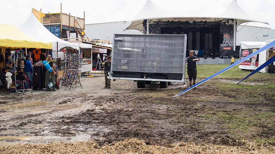 Auf dem Campingplatz lassen es die Pfingst-Open-Air-Besucher richtig krachen, aufgenommen von Regina Hölzel am Freitag. Auf dem Campingplatz lassen es die Pfingst-Open-Air-Besucher richtig krachen, aufgenommen von Regina Hölzel am Freitag.