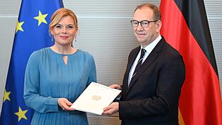 Der Wehrbeauftragte übergibt den Jahresbericht 2025. Der Wehrbeauftragte übergibt den Jahresbericht 2025.