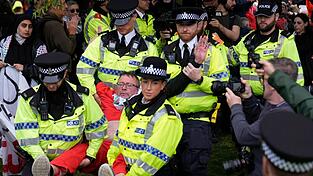 Die Polizei in Liverpool hat Dutzende Demonstranten festgenommen. Die Polizei in Liverpool hat Dutzende Demonstranten festgenommen.