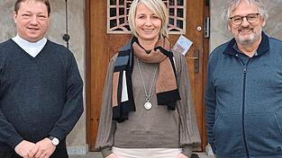 Pfarrer Richard Greul (r.) dankte dem scheidenden Verwaltungsleiter Herbert Neumaier und wünschte Daniela Blomoser einen guten Start bei ihrer neuen Aufgabe. Pfarrer Richard Greul (r.) dankte dem scheidenden Verwaltungsleiter Herbert Neumaier und wünschte Daniela Blomoser einen guten Start bei ihrer neuen Aufgabe.