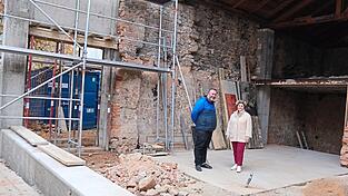 Erstaunt vom zügigen Fortschritt macht sich Bürgermeisterin Alexandra Riedl mit Architekt Florian Brunner ein Bild vom Umbau des Platzerstadels. Nachdem die Betonbauarbeiten für die Fassade abgeschlossen sind, zeigen sich bereits die künftigen Ausmaße des Gebäudes. Erstaunt vom zügigen Fortschritt macht sich Bürgermeisterin Alexandra Riedl mit Architekt Florian Brunner ein Bild vom Umbau des Platzerstadels. Nachdem die Betonbauarbeiten für die Fassade abgeschlossen sind, zeigen sich bereits die künftigen Ausmaße des Gebäudes.