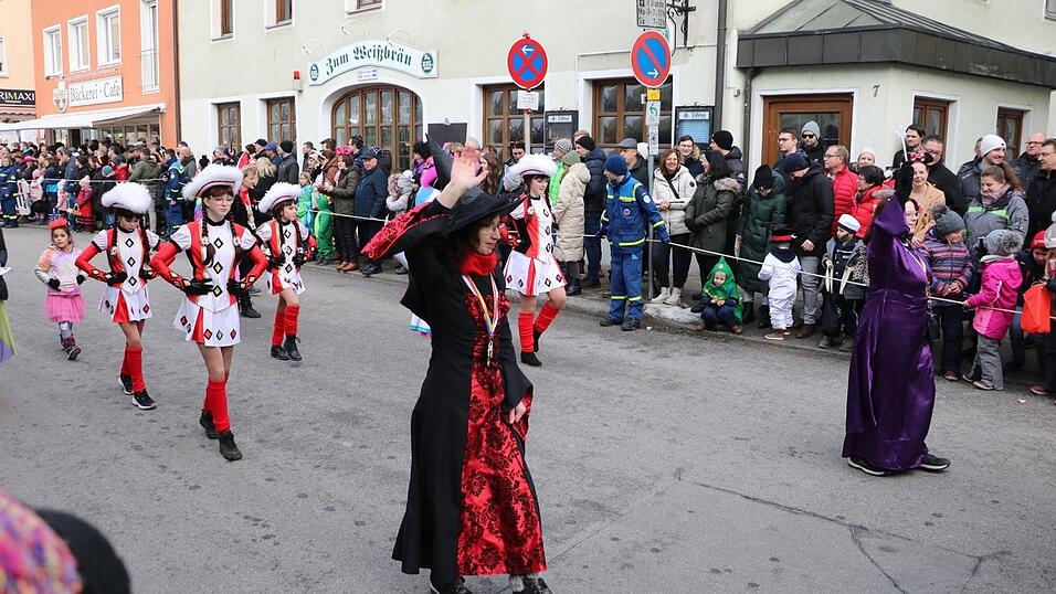 Beim Bogener Faschingsumzug war einiges geboten. Beim Bogener Faschingsumzug war einiges geboten.