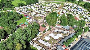 So sieht die mittelalterliche Welt von oben aus. Was die Besucher betrifft, darf man sich von diesem Bild nicht täuschen lassen, da es am Sonntagabend kurz vor dem Ende des Mittelalterlagers aufgenommen wurde. So sieht die mittelalterliche Welt von oben aus. Was die Besucher betrifft, darf man sich von diesem Bild nicht täuschen lassen, da es am Sonntagabend kurz vor dem Ende des Mittelalterlagers aufgenommen wurde.