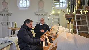 Andreas Holzhauser (links) und Michael Jocher feilen am Klang: Für das Intonieren ist neben einem trainierten und ausgebildeten Gehör auch äußerste Konzentration nötig. Andreas Holzhauser (links) und Michael Jocher feilen am Klang: Für das Intonieren ist neben einem trainierten und ausgebildeten Gehör auch äußerste Konzentration nötig.