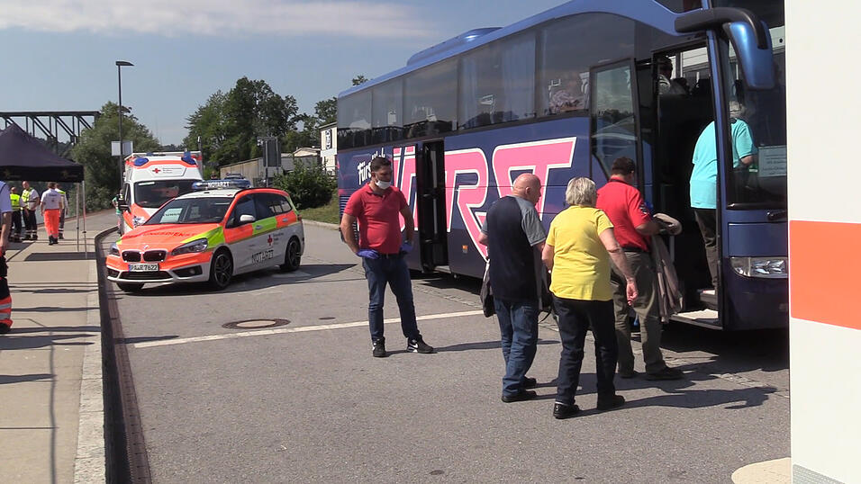Magen-Darm-Infekt an Bord einer Donau-Kreuzfahrt! Etwa 120 Gäste waren von Ungarn aus mit dem Schiff nach Passau gestartet. Dort mussten letztlich 13 Passagiere ärztlich versorgt werden. Magen-Darm-Infekt an Bord einer Donau-Kreuzfahrt! Etwa 120 Gäste waren von Ungarn aus mit dem Schiff nach Passau gestartet. Dort mussten letztlich 13 Passagiere ärztlich versorgt werden.