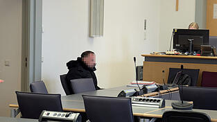 „Für seine Kinder“ will der 35-Jährige im Maßregelvollzug eine Therapie antreten. „Für seine Kinder“ will der 35-Jährige im Maßregelvollzug eine Therapie antreten.