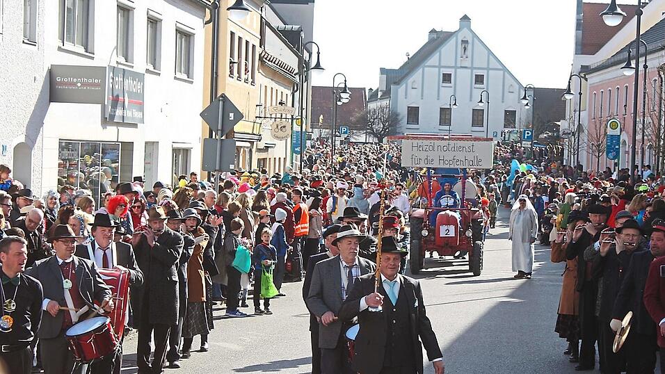 Die Marktstraße war voll von Menschen, als sich der Gaudiwurm auf den Weg machte. Die Marktstraße war voll von Menschen, als sich der Gaudiwurm auf den Weg machte.
