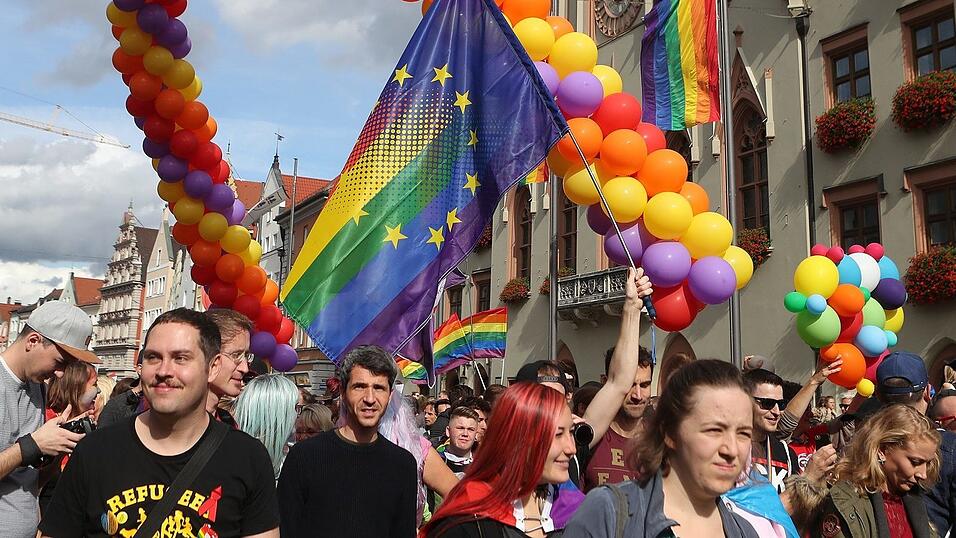 Knapp 2.000 Teilnehmer feierten am Samstag in Landhut den ersten Christopher-Street-Day Niederbayerns. Knapp 2.000 Teilnehmer feierten am Samstag in Landhut den ersten Christopher-Street-Day Niederbayerns.