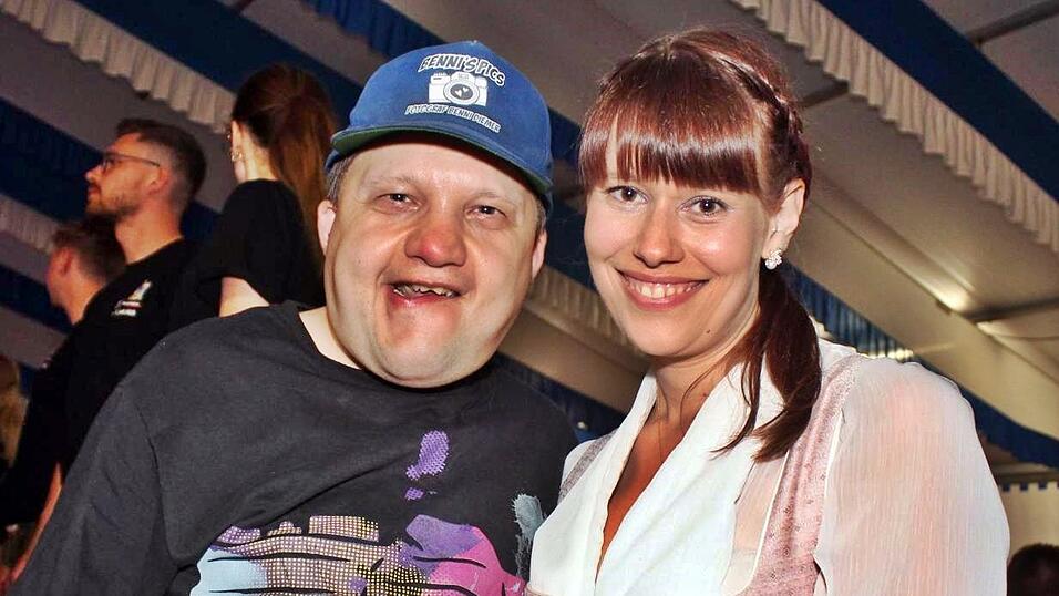 Zur Musik von Headless wurde ausgelassen gefeiert. Zur Musik von Headless wurde ausgelassen gefeiert.