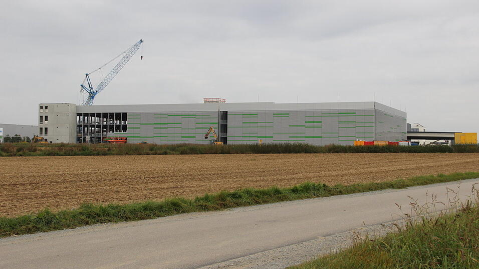 Blick von der Kreisstraße SR 12 auf das neue Amazon-Verteilzentrum mit Parkhaus. Ende Oktober soll es in Betrieb gehen. Es wird vom Immobilieninvestor Goodman errichtet. Blick von der Kreisstraße SR 12 auf das neue Amazon-Verteilzentrum mit Parkhaus. Ende Oktober soll es in Betrieb gehen. Es wird vom Immobilieninvestor Goodman errichtet.