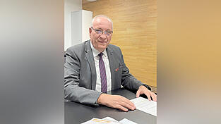 „Anpacken statt aussitzen“ als Motto: Franz Löffler ist seit 15 Jahren Chamer Landrat und seit 2008 Bezirkstagspräsident der Oberpfalz. „Anpacken statt aussitzen“ als Motto: Franz Löffler ist seit 15 Jahren Chamer Landrat und seit 2008 Bezirkstagspräsident der Oberpfalz.