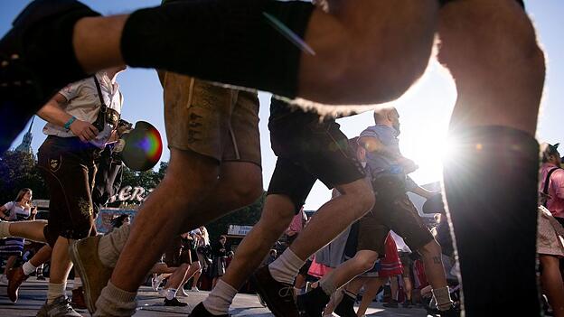 Auftakt zum Oktoberfest. Die ersten Wiesnbesucher rennen zu den Festzelten - zum Großteil in Lederhosen und Dirndl. (Archivbild) Auftakt zum Oktoberfest. Die ersten Wiesnbesucher rennen zu den Festzelten - zum Großteil in Lederhosen und Dirndl. (Archivbild)